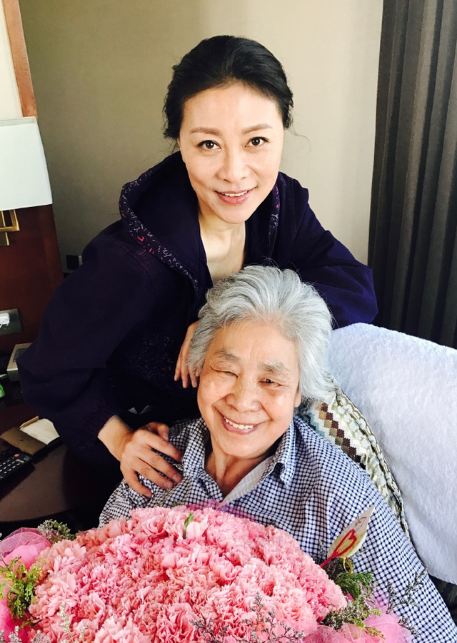 著名演员岳红：生女五个月被离婚，单亲妈妈31年，风光背后有眼泪