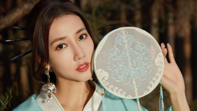 乌龙闯情关主题曲，抖音最火100首歌曲（歌红人不红的9位歌手）