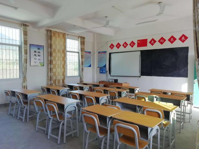 教室，教室布置图片墙面 有创意（小学家委会收取1.2万元翻新教室）