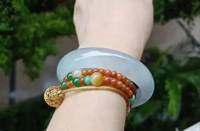 金和银一起戴不吉利，金手镯可以和银手镯一起戴吗（这4种手镯不能叠戴）