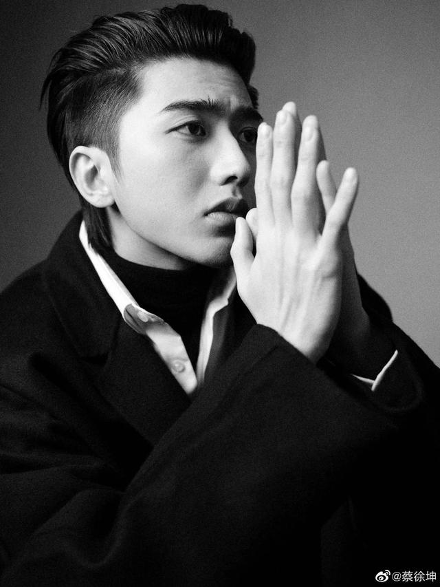 可爱帅气的蔡徐坤舞台图片精选 喜欢他的举个手呀，蔡徐坤照片高清帅气可爱（蔡徐坤帅照合集，简直不要太帅）