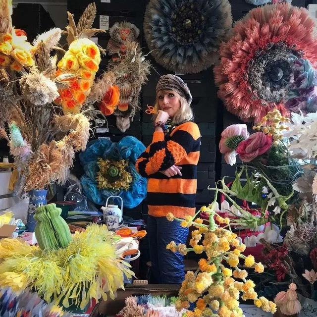 用卫生纸怎么做花，怎样用卫生纸做白花（她用纸种花，美成了童话）