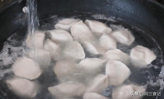 煮冰冻水饺的方法，冰冻水饺怎么煮（出锅个个不破皮）