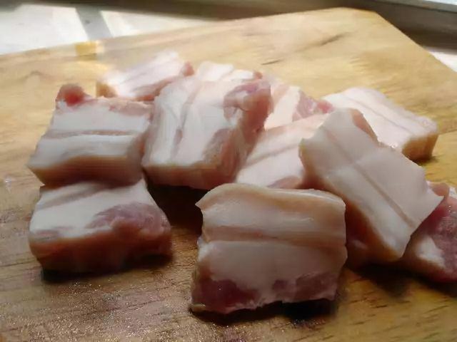 肥肉怎么做好吃不腻，纯肥肉怎么做好吃不腻（肥肉怎么炖，才能炖得肥而不腻）