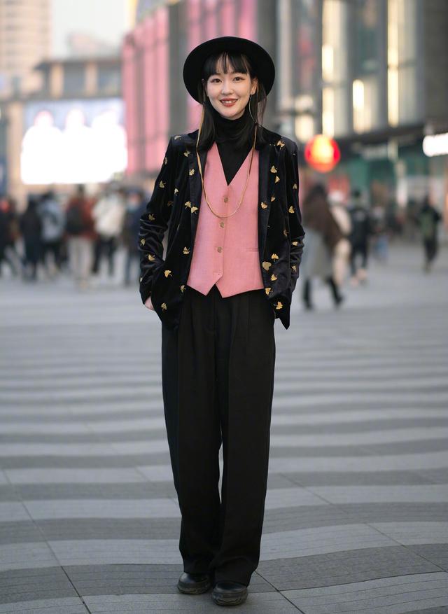 阔腿裤配什么鞋子好看，阔腿裤搭配什么鞋子好看（穿阔腿裤不要搭“高跟鞋”）