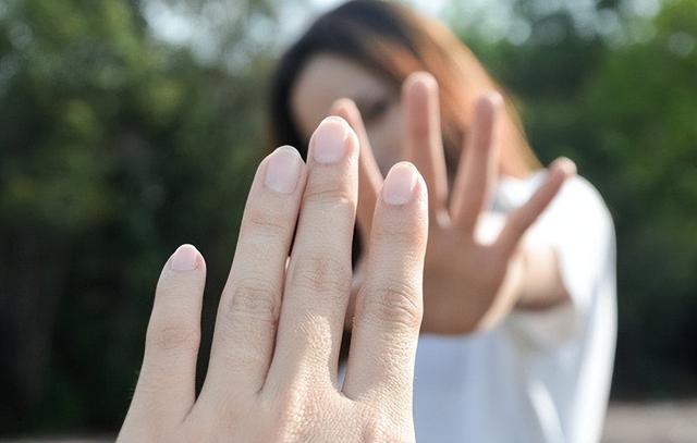 梁咏琪短发歌词，梁咏琪唱的短发歌词（女生为什么突然剪短发）