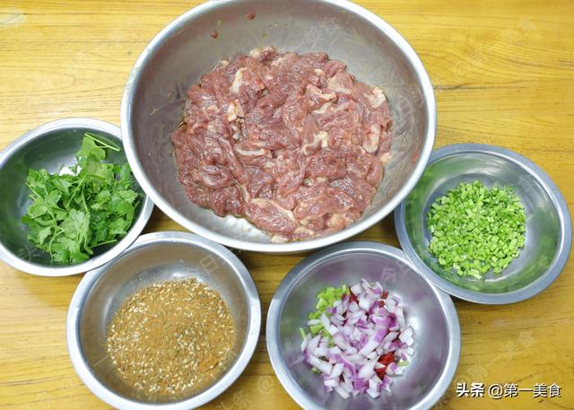 牛肉买回来要洗吗，牛肉怎么洗才算干净了（牛肉鲜嫩入味）