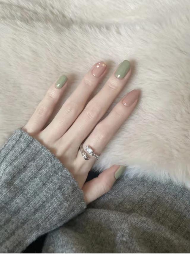 什么颜色指甲油显手白，什么颜色的指甲油显手白（2022年显白又好看的美甲）