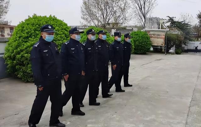 跨立的动作要领，跨立的动作要领是往左还是右（促养成——西安长安公安持续开展队伍练兵）