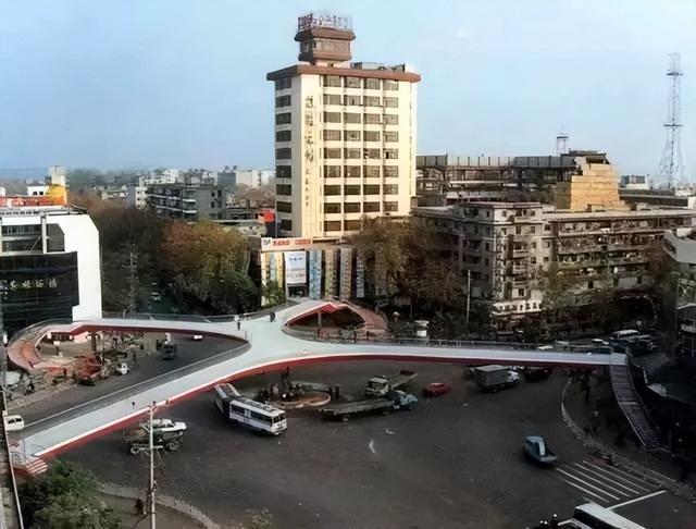 武汉最繁华的商业街，武汉最繁华的商业街在哪里（武汉两条步行街）