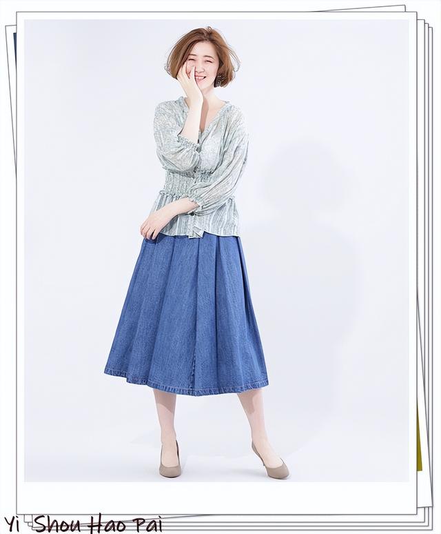牛仔半身裙搭配什么上衣好看，牛仔半身裙搭配什么上衣好看春季（牛仔半身裙的春季搭配28例）