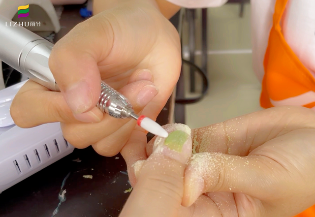 美甲分享详细卸甲步骤，美甲如何自己卸甲（卸甲包和打磨机的卸甲方法）