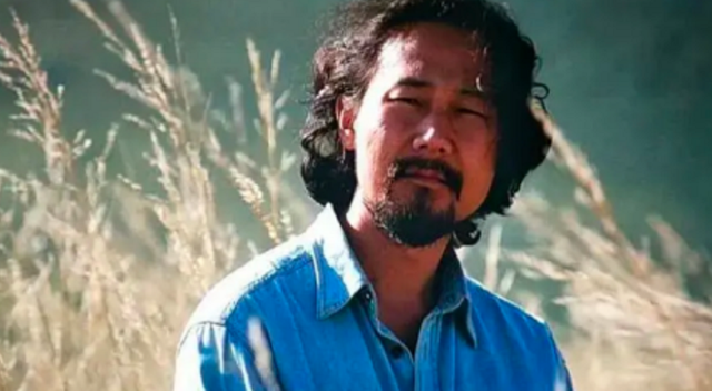 腾格尔受邀去阿盟演出,在休息时一眼就看见了人群中的珠拉,被她的年轻