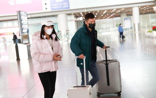 王智老公赵英俊，秋雅扮演者王智老公（王智罕见携丈夫走机场）