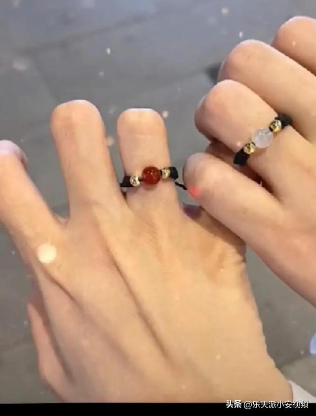 金戒指戴在左手还是右手，女人金戒指应该戴在哪只手上（戒指戴在左手上有什么意义）