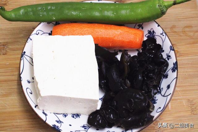 青菜豆腐怎么炒，怎样炒青菜好吃（牢记别直接下锅炒豆腐）