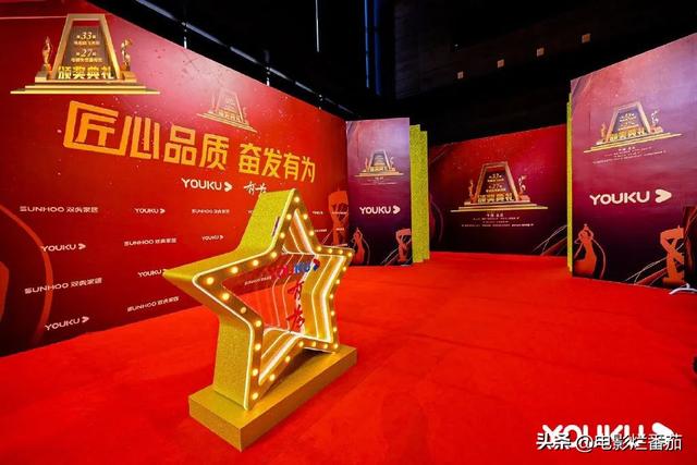 一打扮就惊艳的女生，什么人是一打扮起来就很惊艳的（热依扎黑寡妇造型揽大奖）