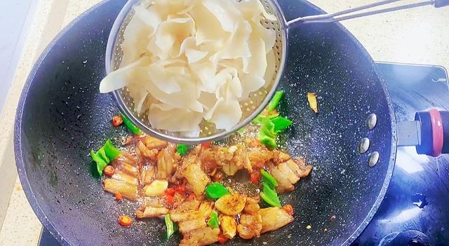 白木耳的做法大全，白木耳怎么做好吃（做个白木耳炒肉）
