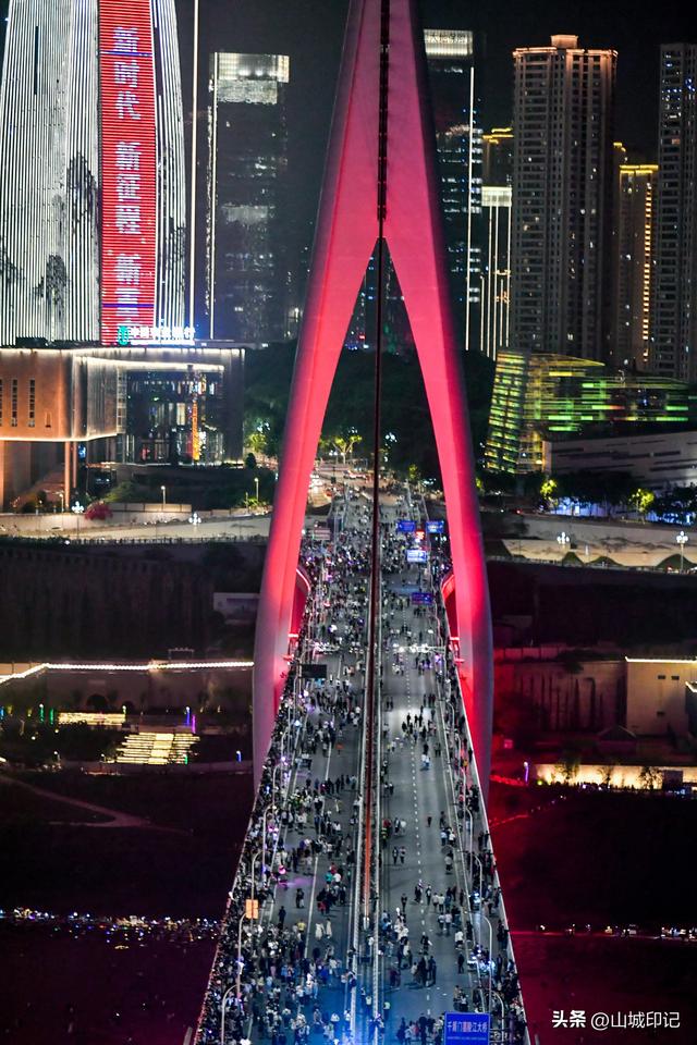 千厮门嘉陵江大桥，为什么叫千厮门大桥（重庆有个“世界最大的人行天桥”）