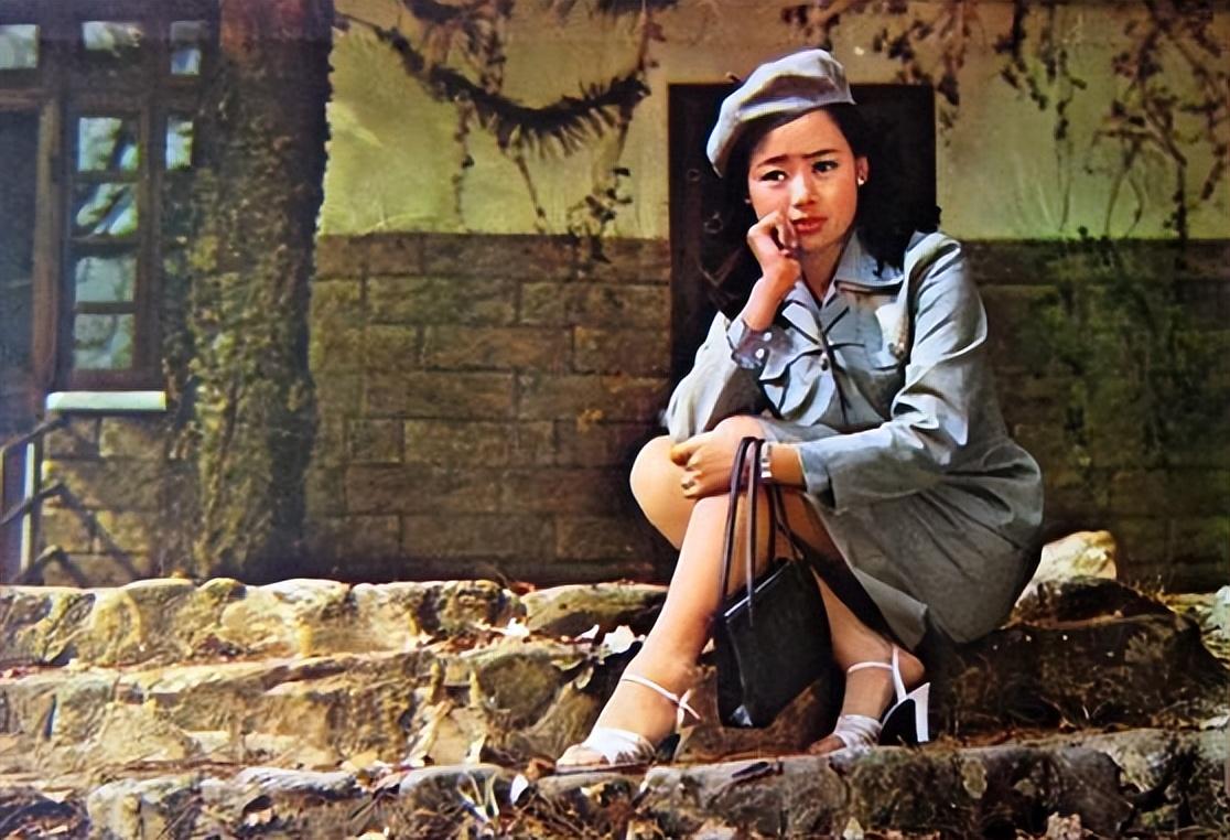 因庐山恋爆红却弃夫出国,归来无儿女无人气,影后张瑜后悔了吗?