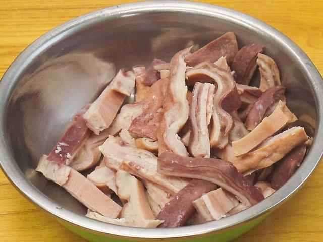 正宗猪肚鸡配方，猪肚煲鸡的做法（推荐5道简单粤菜）
