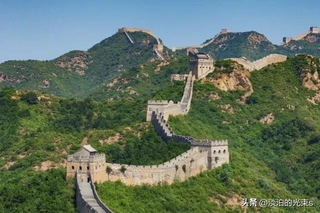 一个人旅行的说说，一个人的旅行适合去哪里（有关旅行的朋友圈句子）