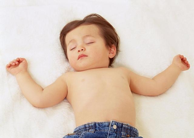 宝宝睡觉流口水，宝宝睡觉流口水是怎么回事（宝宝睡觉总是流口水）
