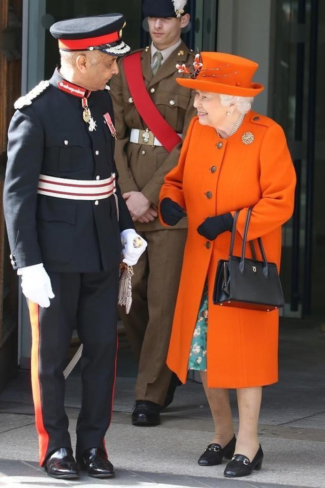 橘色最佳颜色搭配，橘色搭配蓝色（英国女王真是“老来俏”）