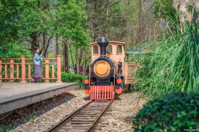 火车晚上几点熄灯，火车晚上几点熄灯几点开灯（与列车播音时间同步）