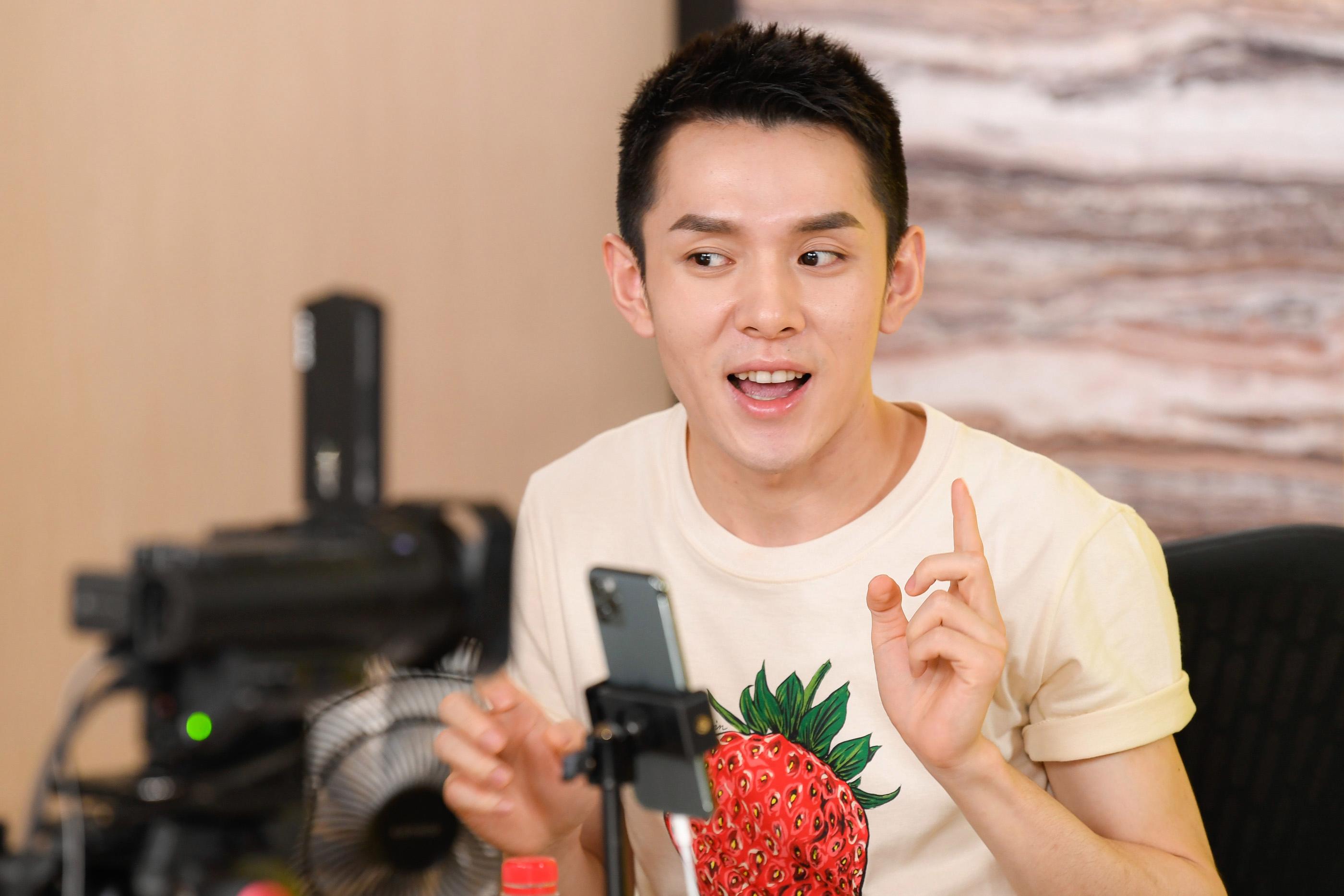 今年才满30岁的李佳琦,直播间越做越红火,不仅和马云pk过谁直播卖的