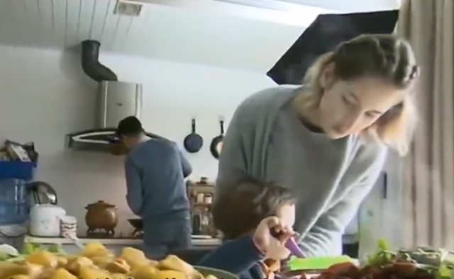 娶了儿媳妇的女人，娶了儿媳后，一家人的生活一言难尽（重庆小伙娶法国美女）