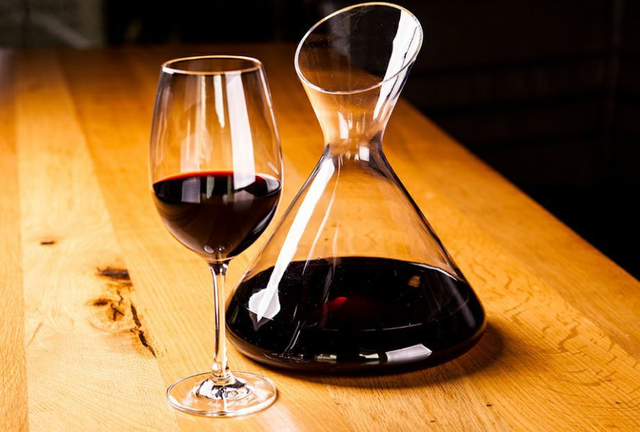 啤酒开盖后多久不能喝，易拉罐啤酒开盖后多久不能喝（红酒打开后没喝完，能放多久）