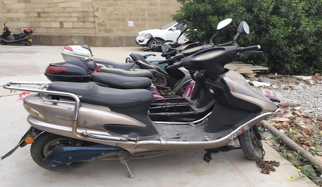 电瓶车下雨天会淋坏吗，电动车能淋雨吗（电动车刚淋过雨可以充电吗）