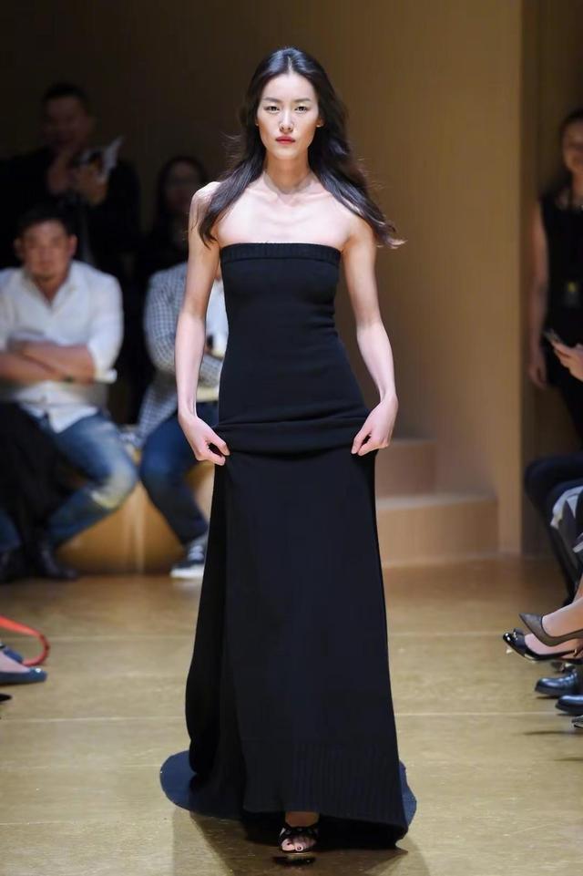 法国巴黎时装秀，伦敦时装周2023秋冬时装秀（华人女模赤身露胸上阵）