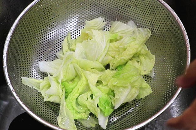 坐月子能吃哪些食物，产妇坐月子多吃哪些食物比较好（提醒中老年人：少吃面条米饭）