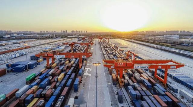 首届中国-东盟网络空间论坛上，中方提出中国与东盟共同打造中国-东盟信息（变的是时间 不变的是脚步）