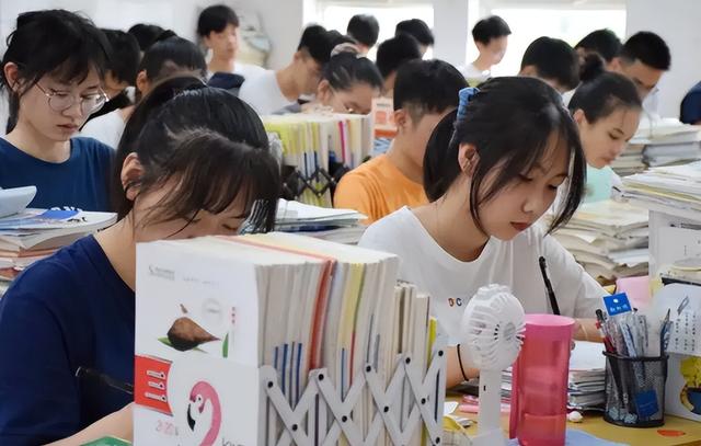 栅栏的英文简单介绍，栅栏的英文简单介绍怎么读（高中生“栅栏”字体走红）