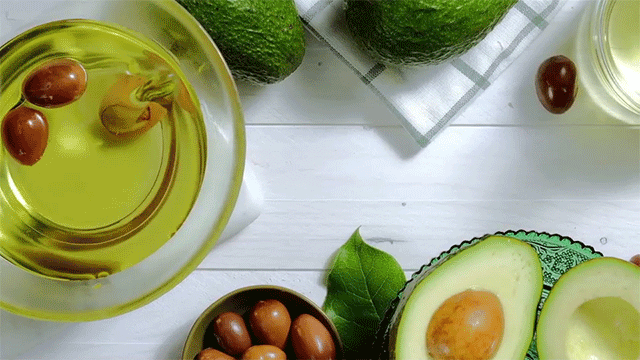 荷荷巴油的功效与作用，荷荷巴油的功效与作用是什么（8种单方精油教你如何应对各种发质的养护问题）