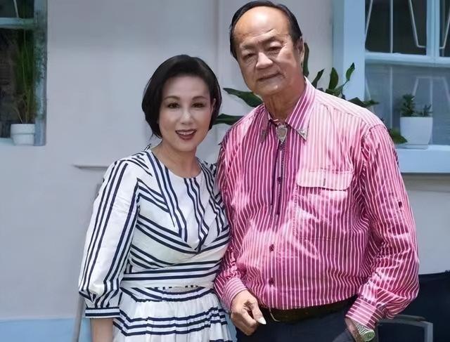  狄龙老婆陶敏明简介，和惠英红同框也不输气质