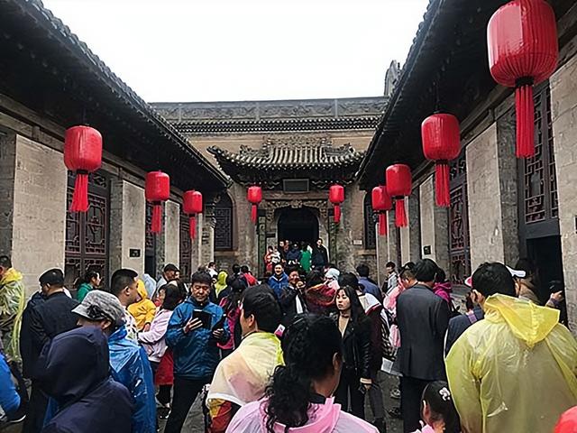 乔家大院在哪，乔家大院在哪里拍摄的（被摘牌后的乔家大院）