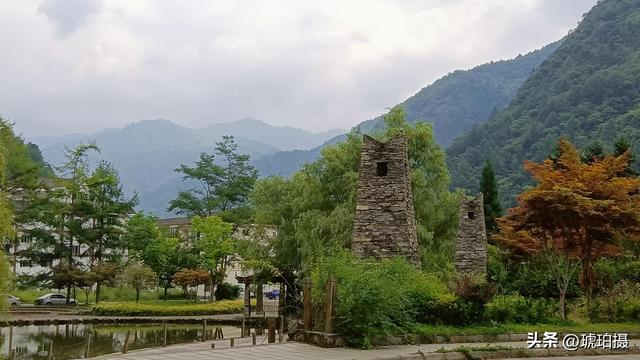 卧龙自然保护区位于，四川大熊猫栖息地（卧龙自然保护区）