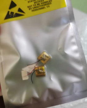 蓝牙耳机充不进去电怎么办，蓝牙耳机充电仓充不进去电怎么办（QCY蓝牙耳机长时间不用充电没反应）
