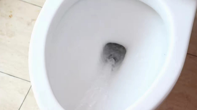 马桶出水孔堵了怎么通，马桶的孔怎么堵（马桶堵塞只需要1个塑料瓶）