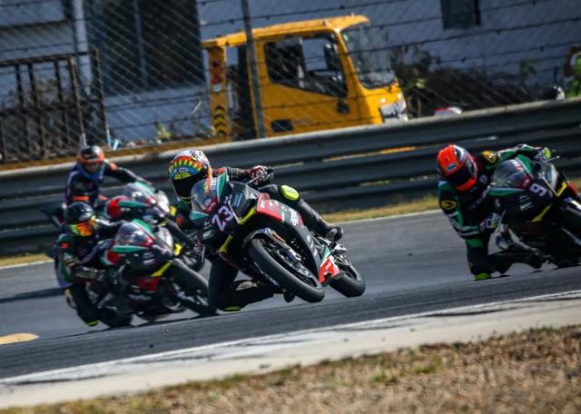 如何成为一名职业赛车手，怎么成为职业赛车手（原来普通人也可以成为专业车手）