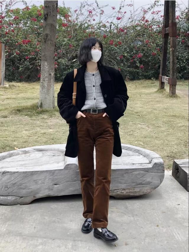 女灯芯绒裤子搭配，8套灯芯绒裤子搭配上衣好看的技巧