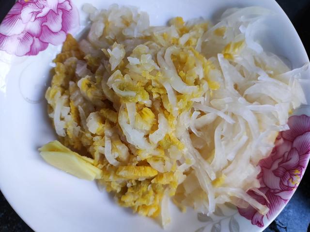 酸菜冻豆腐的做法，酸菜炖冻豆腐怎么做好吃（酸菜炖冻豆腐粉条）