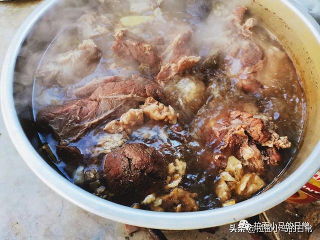 牛棒骨里面的是牛油还是骨髓，牛骨棒里面的骨髓有什么作用（兰州拉面汤料配方）