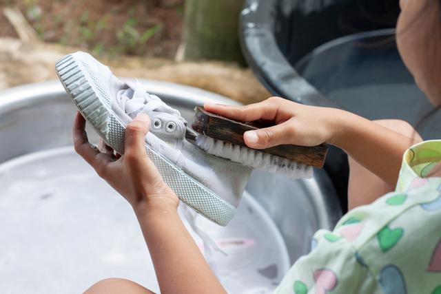 如何用清洁液清洗小白鞋，如何用清洁液清洗小白鞋视频（你知道正确清洗方法吗）