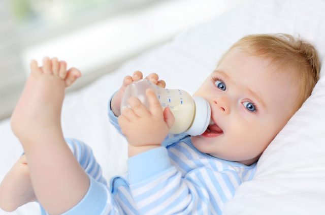 新生儿喝奶量多少合适，新生儿喝奶后干呕是什么原因（新生儿应该喝多少奶粉你知道吗）