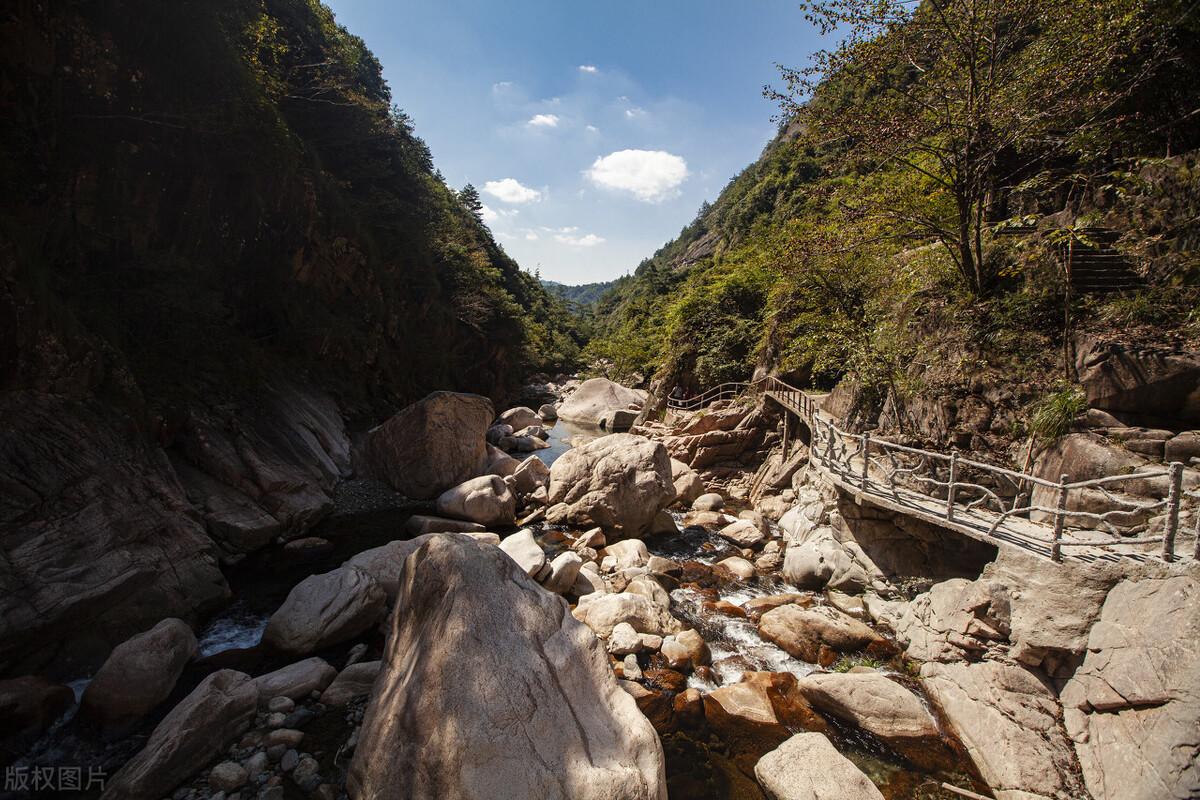 天目大峡谷,原名"火山大石谷",景区内植被茂密,溪水清澈干净,清泉满谷